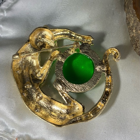 LEOPARD CAT RHINESTONE  GOLD PLATED GAUDY GREEN GLASS JELLY BELLY BROOCH - Picture 3 of 5